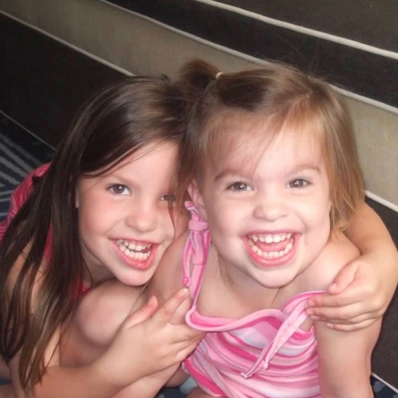 Meet your Poshers, Jenna and Taylor - Picture 3 of 3